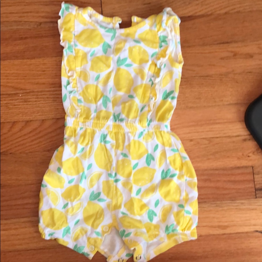 EUC. Carter’s lemon 🍋 romper. Size 12 months.